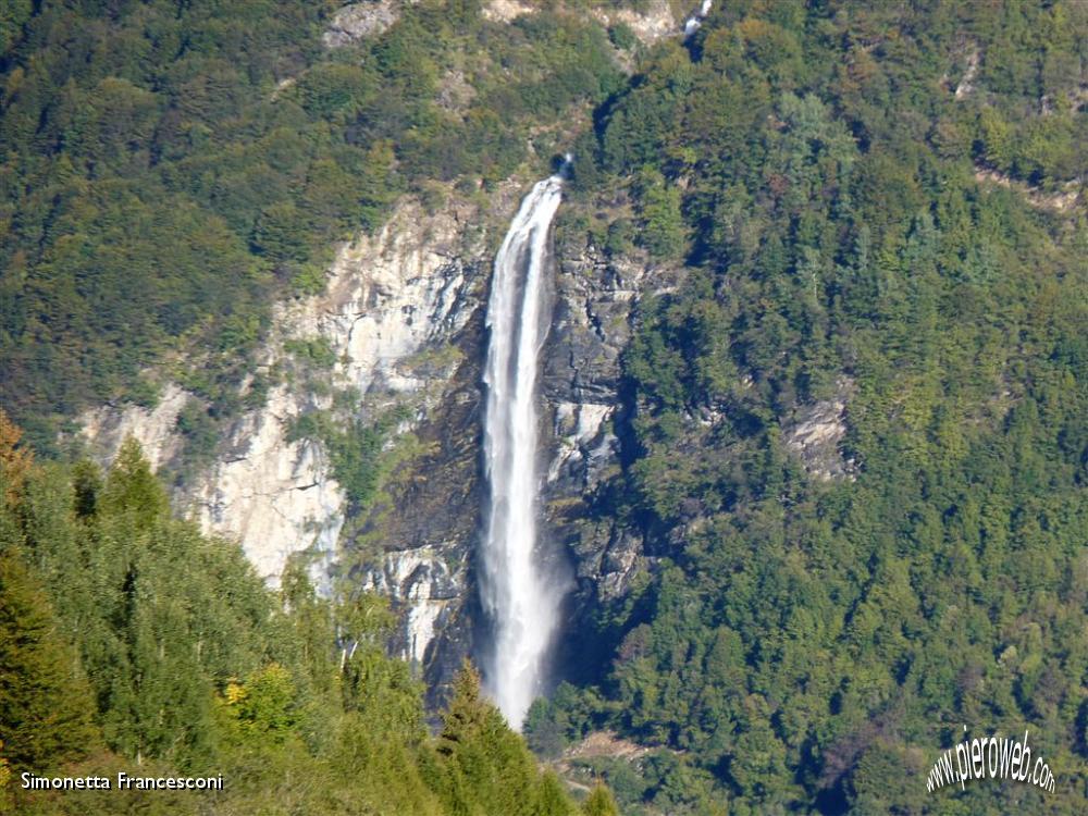 05 Zoom su cascata lungo la salita.JPG